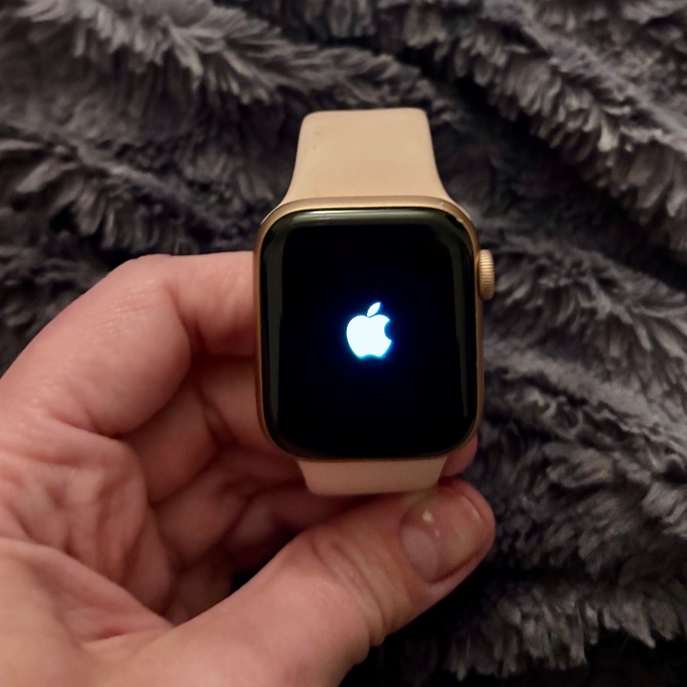 Apple Watch Series 5 (GPS + LTE) 40mm Gold Aluminum Case & Pink Sand Sport Band